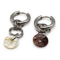 Boucles d'oreilles dépareillées boutons