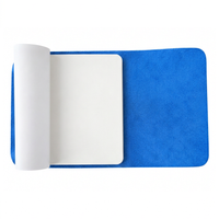 Carnet Azur ouvert sur fond blanc au format vertical