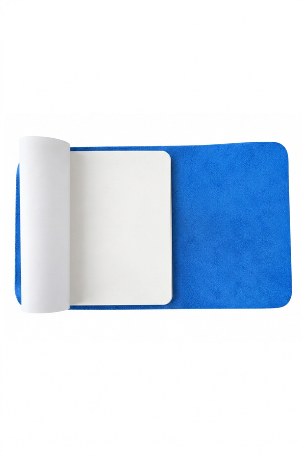 Carnet Azur ouvert sur fond blanc au format vertical