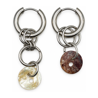 Boucles d'oreilles dépareillées boutons